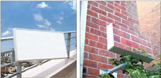 위성안테나 전문기업인 아이두잇이 세계 최초 개발한 평면 위성안테나 '샐프샛'(Selfsat) 설치 모습. A3 용지 만한 크기로 다양한 장소에 설치할 수 있다. 외부 미관을 해치지 않도록 각종 광고물 또는 장식물로도 활용할 수 있는 게 특징이다. 사진= 아이두잇 제공